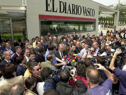 El entonces lehendakari, Juan José Ibarretxe, con el consejero delegado del Grupo Correo, José María Bergareche, que leía el comunicado de condena por el asesinato por ETA del director financiero de 'El Diario Vasco', Santiago Oleaga, en 2001.