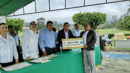 El alcalde de Valle Nacional (tercero de izquierda a derecha) en un evento.