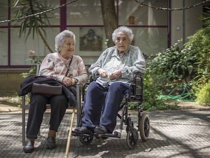 Ana Vela filla, de 89 anys, amb la seva mare, de 115.