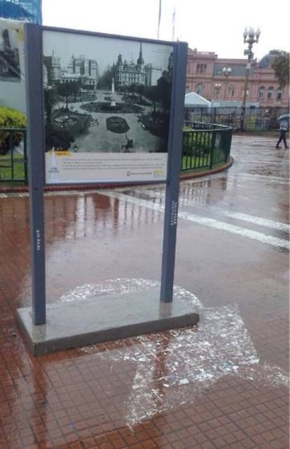 El atril colocado por la Ciudad sobre un pañuelo de las Madres de Plaza de Mayo
