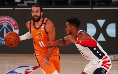 Ricky Rubio, defendido por Brown en un Suns-Wizards.