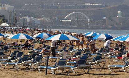 Turistas en la playa de Las Canteras, en Las Palmas de Gran Canaria.