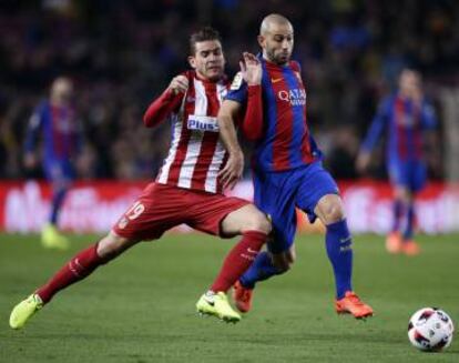 Mascherano y Lucas Hernández pugnan por la pelota.