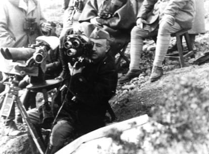 Francisco Franco comprueba, el 15 de enero de 1939, el funcionamiento de una cámara de cine en su puesto de mando en Coll de Moro durante la ofensiva de Cataluña.