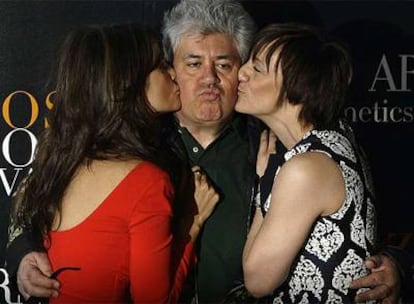 Penélope Cruz y Blanca Portillo besan a Pedro Almodóvar en la presentación de 'Los abrazos rotos'