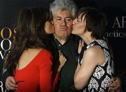 Penélope Cruz y Blanca Portillo besan a Pedro Almodóvar en la presentación de 'Los abrazos rotos'