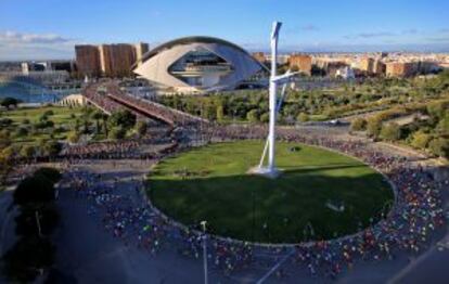 Aspecto del maratón al poco de iniciarse en la Ciudad de las Artes de Valencia.