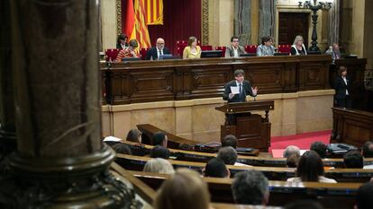 Carles Puigdemont ayer durante su intervenci&oacute;n en el pleno en el Parlament de Catalu&ntilde;a.
 
 
