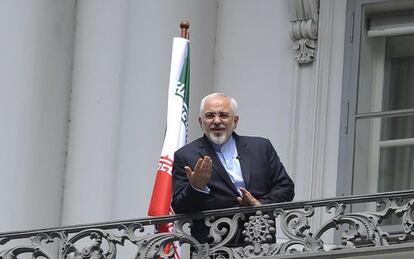 Zarif en el balc&oacute;n de un hotel de Viena, el 2 de julio.