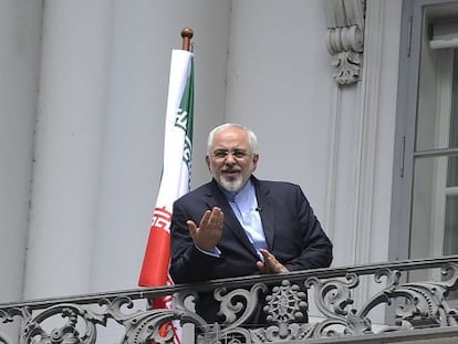 Zarif en el balc&oacute;n de un hotel de Viena, el 2 de julio.