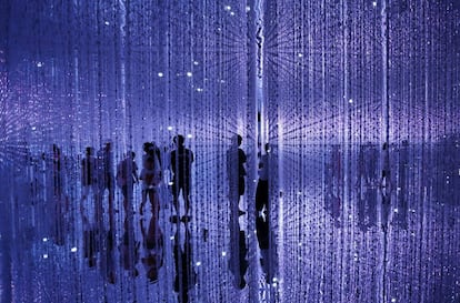 Visitantes contemplan la instalación 'Wander through the Crystal Universe' ('Vagar por el universo de cristal') presentada por el collectivo artístico teamLab en Tokio (Japón).
