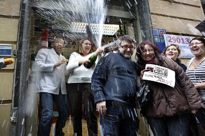 Los trabajadores de una ferretería celebran en la Administración 14 de Valencia el cuarto premio del 29.013.