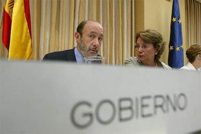 El ministro Alfredo Pérez Rubalcaba y Carmen Hermosín, presidenta de la Comisión de Interior.