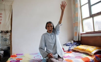 <B>FOTOGALERÍA: LAS MUJERES DE SOLAZ:</B> La china Ren Lane, ex "mujer de solaz" durante la Segunda Guerra Mundial, gesticula en su casa de Gucheng, en la provincia china de Shanxi, mientras describe su experiencia como esclava sexual. Fue secuestrada con 15 años y obligada a satisfacer las demandas sexuales de las tropas japoneses durante más de 20 días. Su madre consiguió liberarla tras pagar un rescate con arroz y harina como moneda de cambio. Posteriormente, Ren se casó y ha tenido tres hijos y una hija.