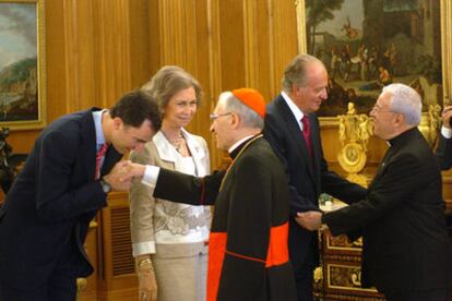 El príncipe Felipe saluda al arzobispo de Madrid, Antonio María Rouco Varela mientras el Rey recibe la felicitación del Nuncio del Vaticano, Manuel Monteiro.