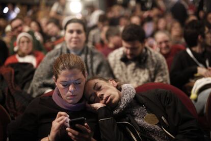 Ambiente en el interior del Teatro Real antes del comienzo del sorteo.