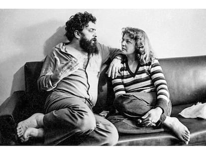 Leiloada por 18.000 reais, a imagem mostra Lula ao lado da ex-primeira-dama Marisa Letícia (que faleceu em 2017), na residência do casal em São Bernardo do Campo, em 1983.
