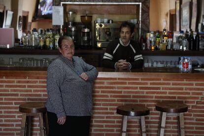 Eugenia González y su marido en el bar Casa Blanca, a la entrada del balneario de Retortillo (Salamanca).