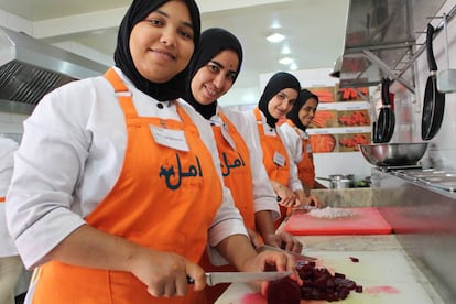 Un grupo de estudiantes cocina en la escuela.