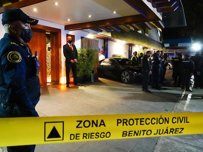 Elementos de seguridad resguardan el restaurante Suntory, en Ciudad de México, después del asesinato de la cantante Yrma Lydya, el 23 de junio de 2022.