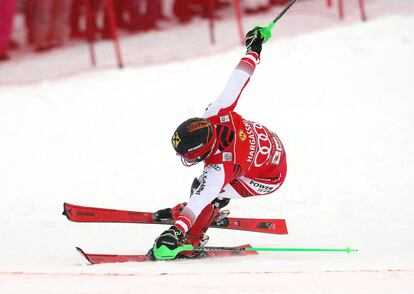 El austriaco Marcel Hirscher cruza la línea de meta en el slalom masculino de la Copa Mundial de Esquí FIS, celebrada en Saalbach (Austria).