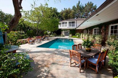 La piscina ha sido el escenario de grandes recepciones no solo de las que organizó Taylor: también Nancy Sinatra, anterior propietaria de la mansión, dio vida social al jardín.