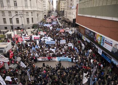 Trabajadores de prensa manifiestan en Buenos Aires contra el despido de más de 350 periodistas en la agencia estatal Télam.