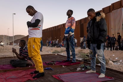 Migrantes provenientes de África en la frontera entre México y Estados Unidos, en diciembre de 2023.