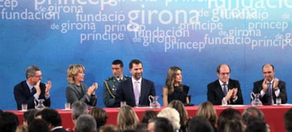 De izquierda a derecha, Alberto Ruiz-Gallardón, Esperanza Aguirre, los Príncipes de Asturias, dl Ministro Ángel Gabilondo y Antoni Esteve, presidente de la Fundación Príncipe De Girona.