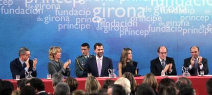 De izquierda a derecha, Alberto Ruiz-Gallardón, Esperanza Aguirre, los Príncipes de Asturias, dl Ministro Ángel Gabilondo y Antoni Esteve, presidente de la Fundación Príncipe De Girona.