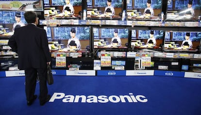 Un home davant d'una botiga Panasonic a Tòquio.