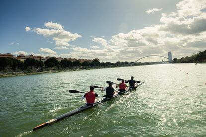 El equipo de K4 500, durante un entrenamiento en el Río Guadalquivir en Sevilla. 