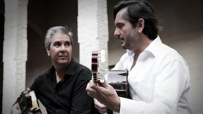 Miguel &Aacute;ngel Cort&eacute;s y Jos&eacute; Mar&iacute;a Gallardo del Rey, junto con sus guitarras. 