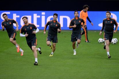 Los jugadores del Real Madrid durante el entrenamiento. 