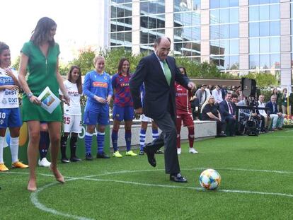 Saque de honor del presidente de Iberdrola, Ignacio Galán, durante la presentación de la temporada.