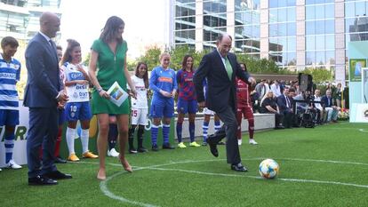 Saque de honor del presidente de Iberdrola, Ignacio Galán, durante la presentación de la temporada.