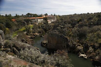 Vista del balneario de Retortillo y del río Yeltes.