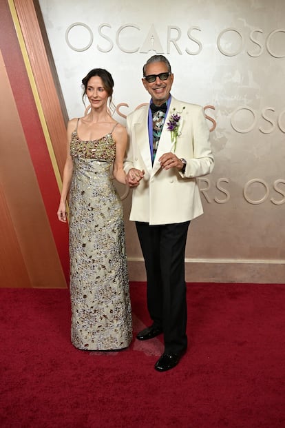 El actor Jeff Goldblum, que participa en 'Wicked', posó en la alfombra roja junto a su mujer, la bailarina canadiense Emilie Livingston. Él vistió un traje de Prada.