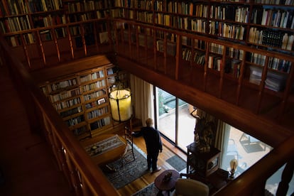 El escritor y académico Gonzalo Celorio, en la biblioteca de dos pisos de su casa, con más de 12.000 tomos. 