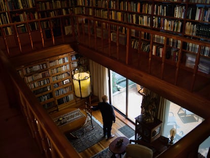El escritor y académico Gonzalo Celorio, en la biblioteca de dos pisos de su casa, el 4 de agosto pasado en Ciudad de México.