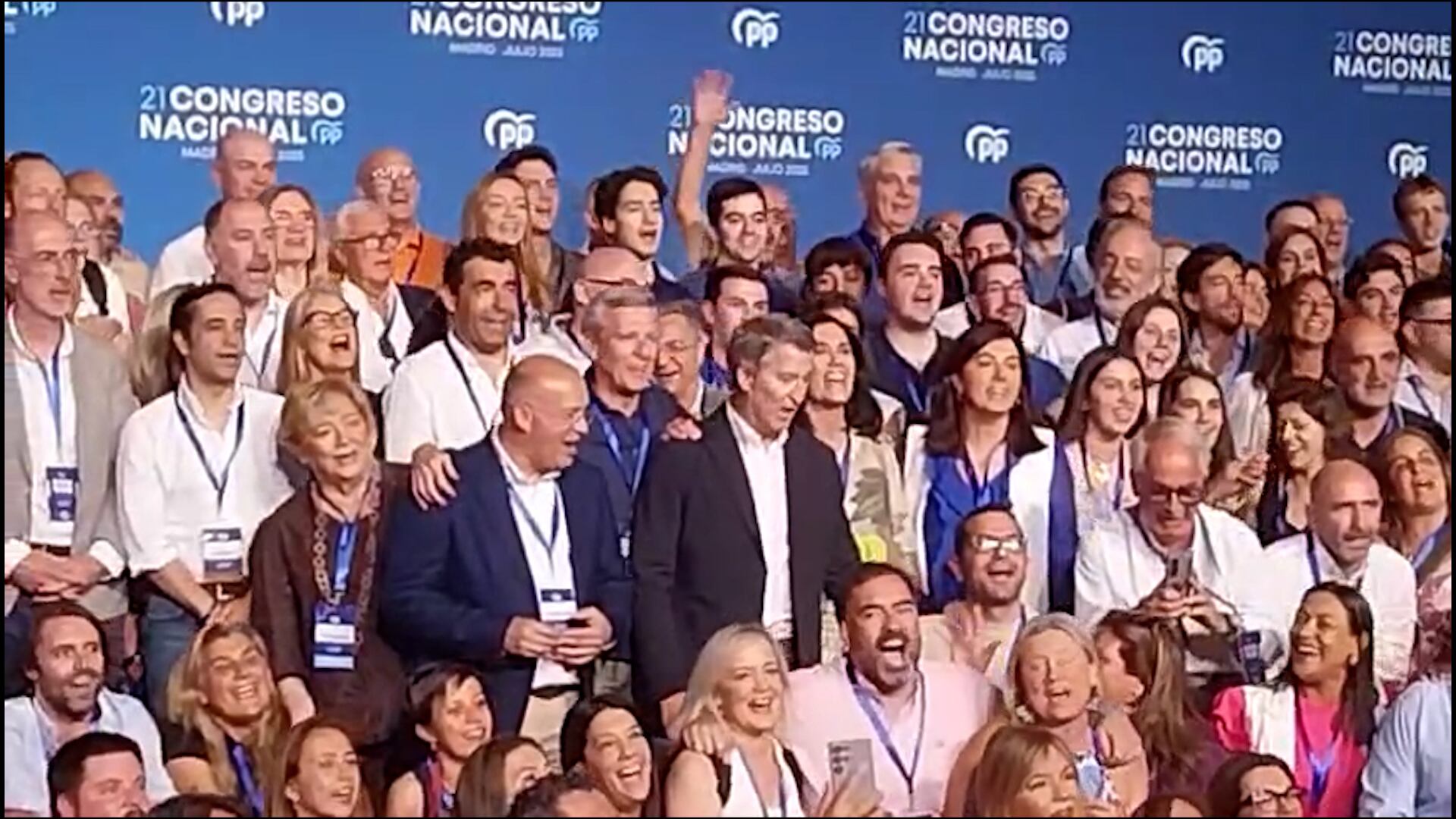 Lo que pasó tras las cámaras en el congreso del PP: de la ‘A Rianxeira’ con Feijóo a los libros de Aznar y las fresas de Ayuso