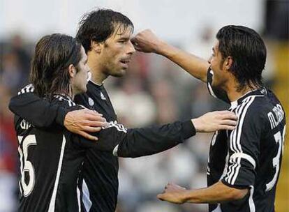 Van Nistelrooy celebra con Gago y Torres el penalti marcado contra el Celta el pasado domingo.