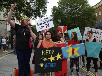 Pequeno grupo de jovens protestam contra a saída do Reino Unido da UE.