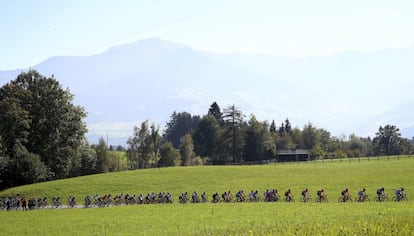 Ciclistas circulando entre campos durante la carrera.