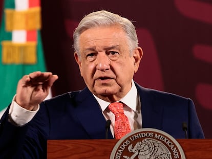 Andrés Manuel López Obrador habla durante su conferencia de prensa matutina en el Palacio Nacional.