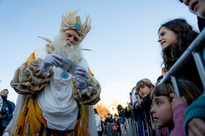 El Rey Melchor, leyendo una carta de un niño en la llegada de los Reyes Magos al puerto de Barcelona. 
