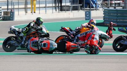 El piloto español Jorge Lorenzo cae en la carrera de MotoGP del Gran Premio de Aragón celebrado en el circuito de Alcañiz (Teruel).