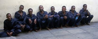 Ocho piratas somalíes apresados permanecen en las dependencias de la comisaría de la autoridad portuaria de Kenia en Mombasa.