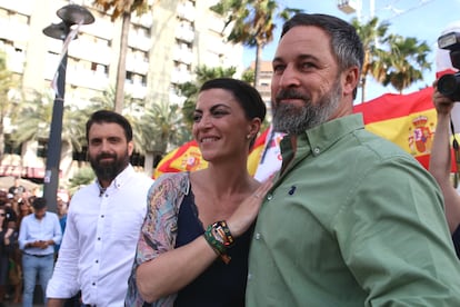 El presidente nacional de Vox, Santiago Abascal, y la entonces candidata a la Presidencia de la Junta, Macarena Olona, en un acto de precampaña andaluza, el 29 de mayo.