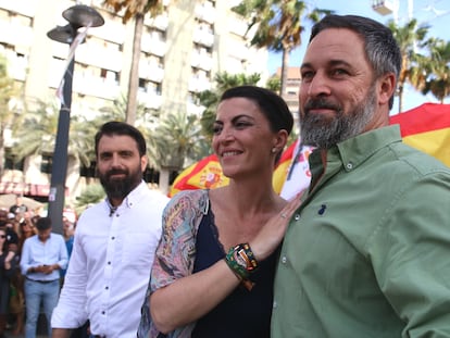 El presidente nacional de Vox, Santiago Abascal, y la entonces candidata a la Presidencia de la Junta, Macarena Olona, en un acto de precampaña andaluza, el 29 de mayo.